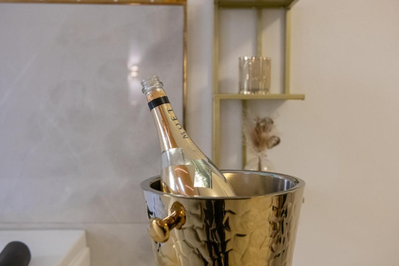 Fashion Apartment Gold Bologna With Jacuzzi & Car Garage Zewnętrze zdjęcie