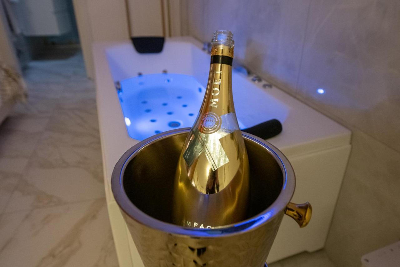 Fashion Apartment Gold Bologna With Jacuzzi & Car Garage Zewnętrze zdjęcie