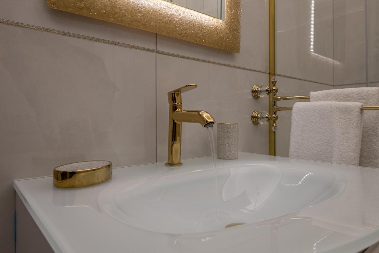 Fashion Apartment Gold Bologna With Jacuzzi & Car Garage Zewnętrze zdjęcie